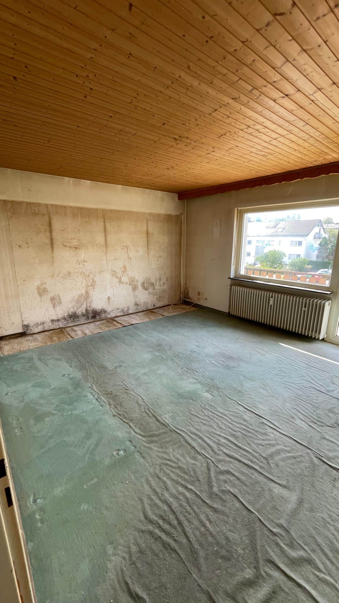 Derselbe Wohnraum leer und besenrein nach der Entrümpelung