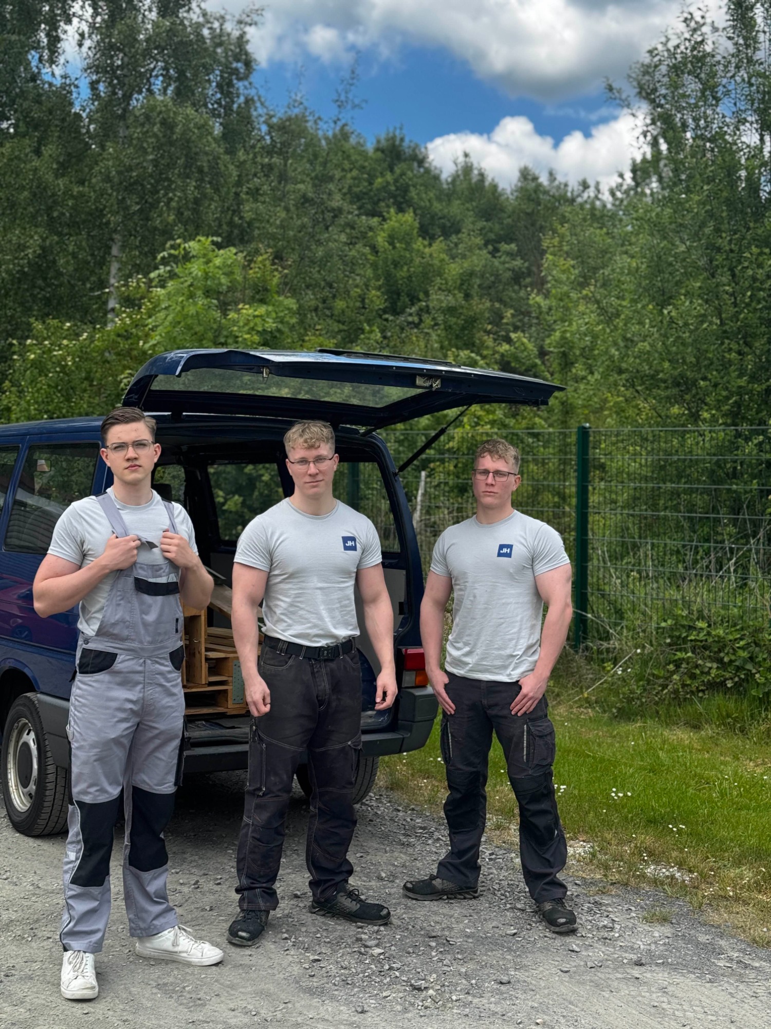 Das Team von Jones & Hein vor dem Einsatzfahrzeug